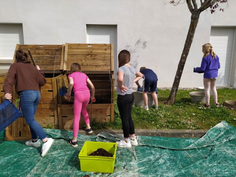 Enfants qui sortent et tamisent du compost