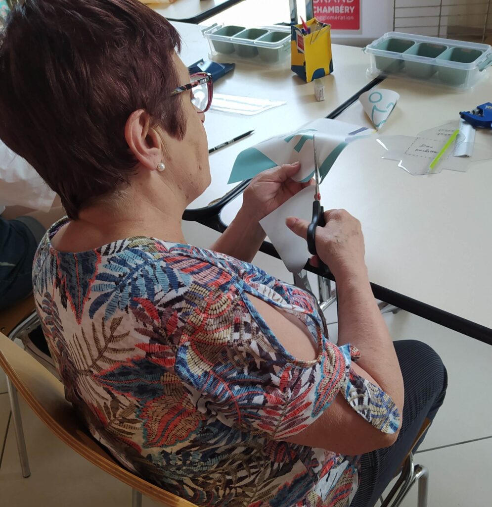 Adulte en train de découper un morceau de bâche