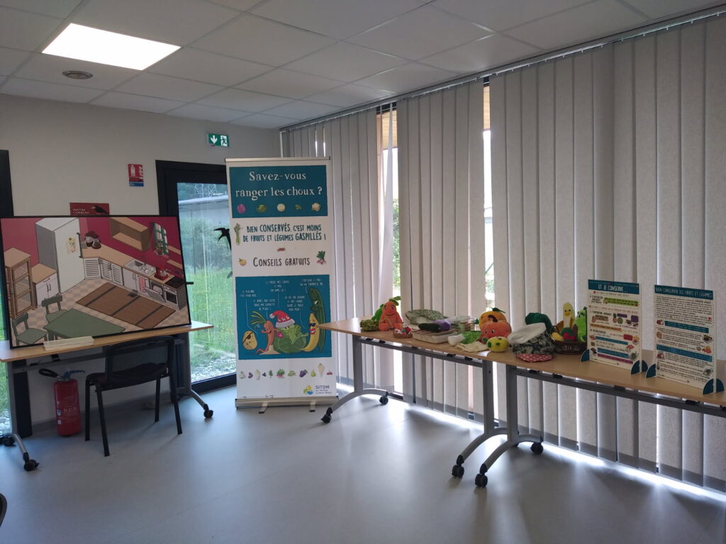 Stand de conseils sur comment bien conserver ses fruits et légumes frais à domicile