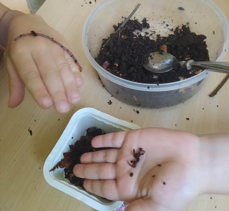 Enfants qui découvre les lombrics