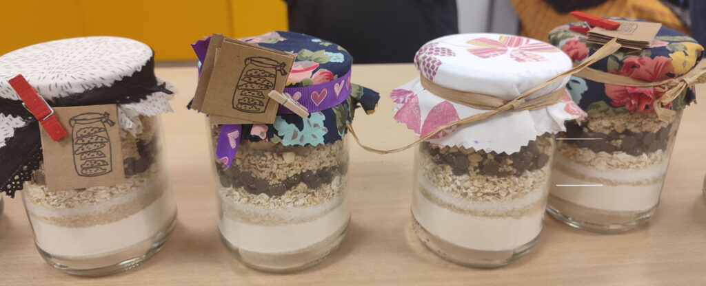 Bocaux remplis d'ingrédients pour faire une recette de cookies