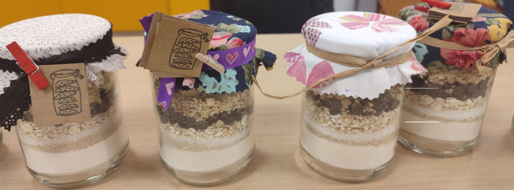 Bocaux remplis d'ingrédients pour faire une recette de cookies