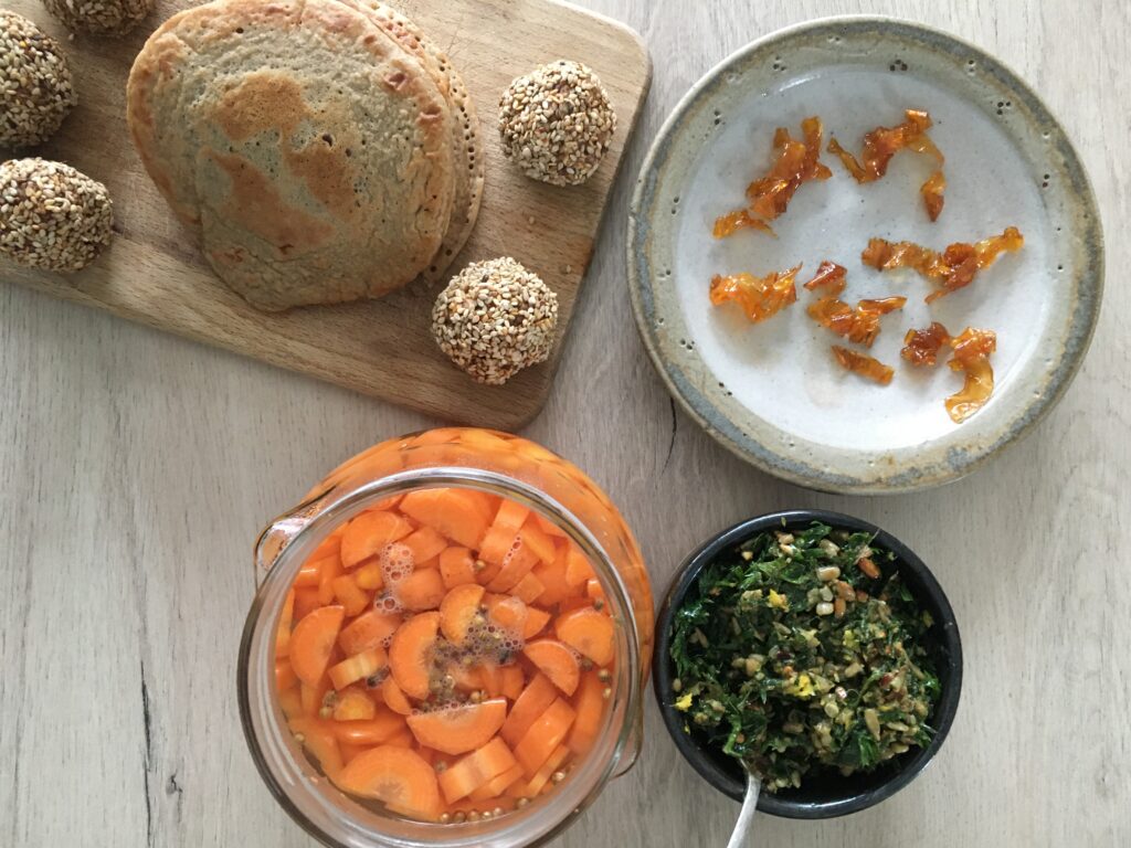 pickles de carottes molles pesto de fanes de légumes bonbons de peau de carotte pancakes à la peau de banane boule d'énergie à la banane mûre