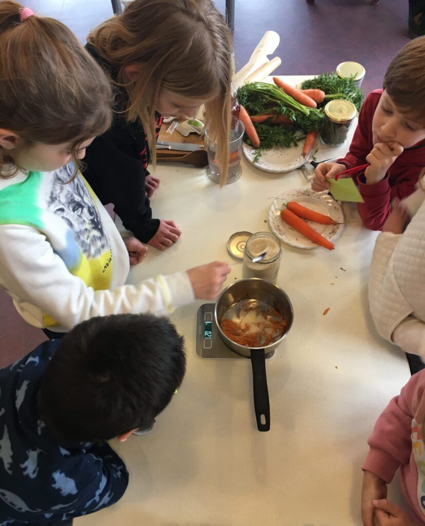 Enfants en train de faire de la cuisine en classe
