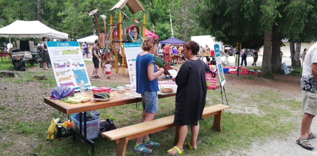 Stand de conseils sur comment bien conserver ses fruits et légumes frais à domicile