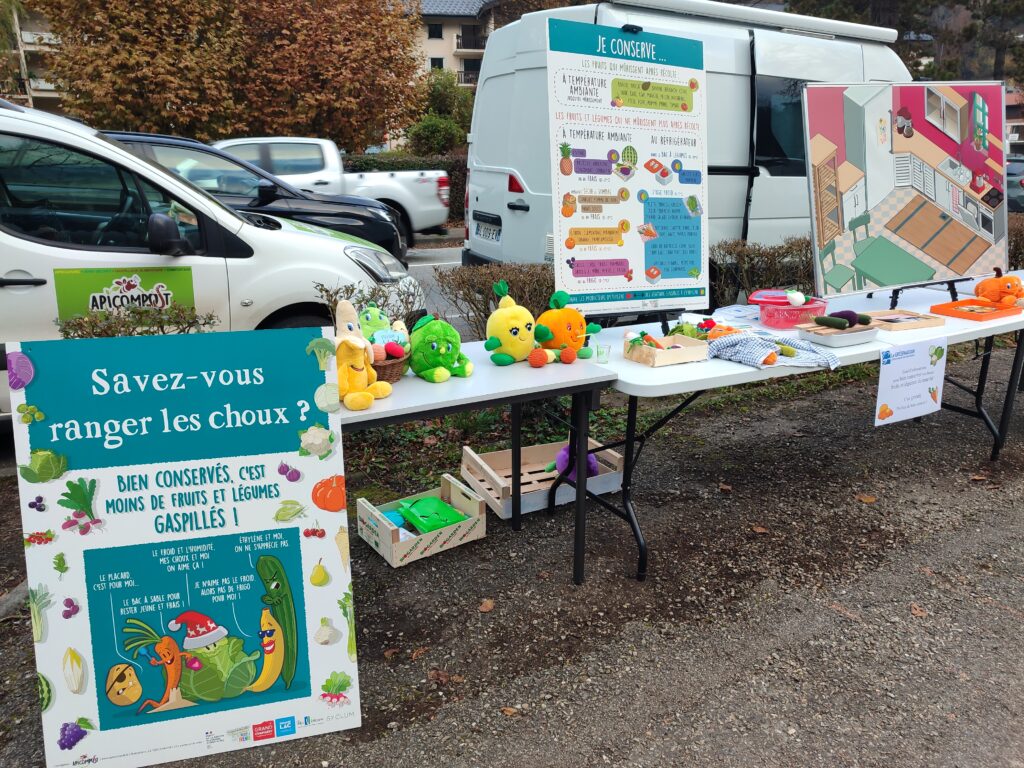 Stand de conseils sur comment bien conserver ses fruits et légumes frais à domicile