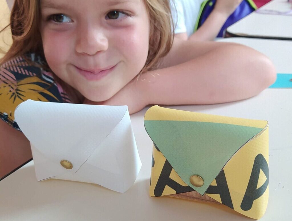 Enfant création recup' bâche