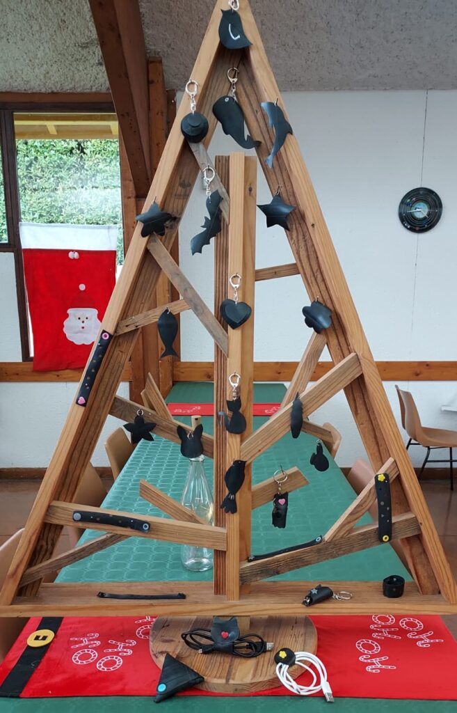 Photo d'un présentoir avec des portes clefs, bracelets, accroches câbles réalisés dans de la chambre à air de vélo