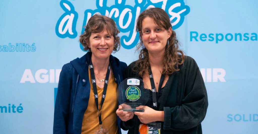 Photo de Léa et Mélanie avec le trophée du crédit agricole des Savoie