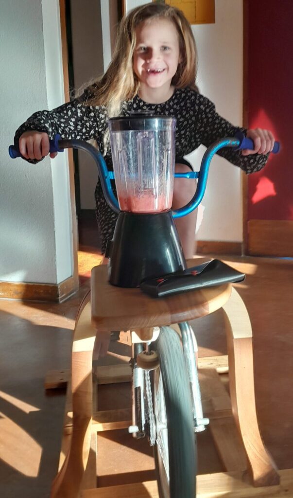 Enfant sur vélo mixeur