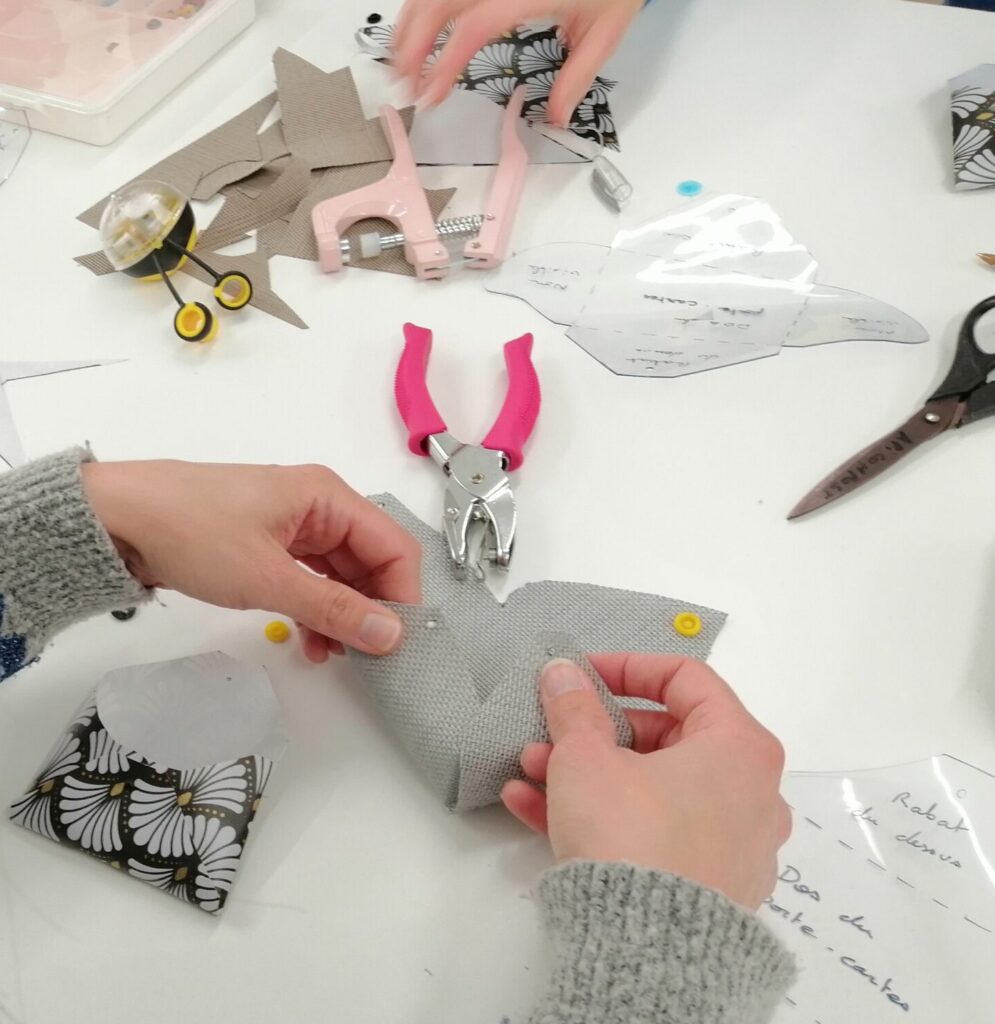 Personne en train de fabriquer un porte monnaie