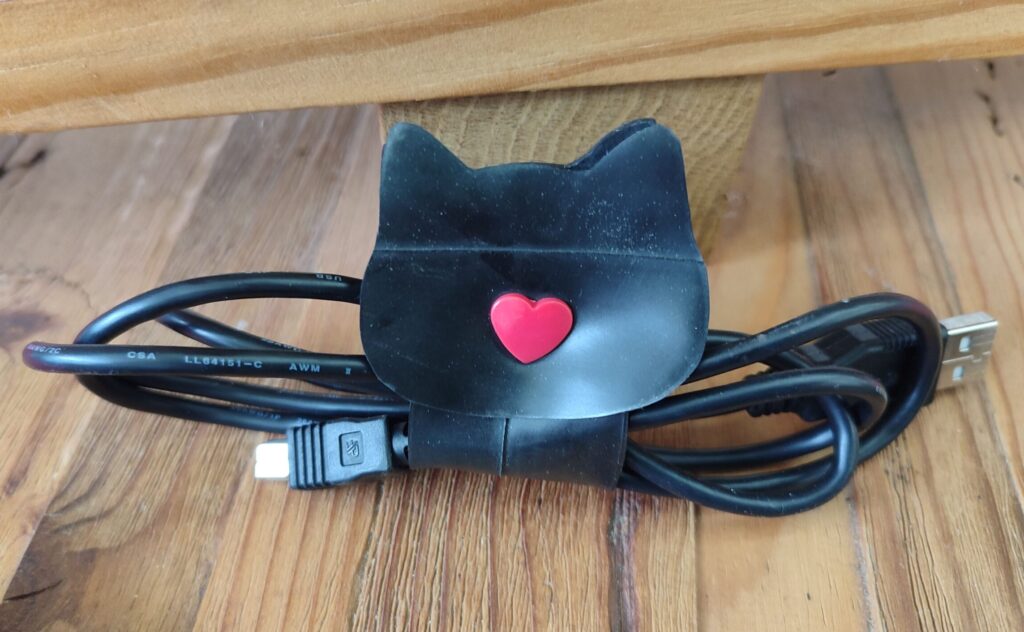 accroche câble chat