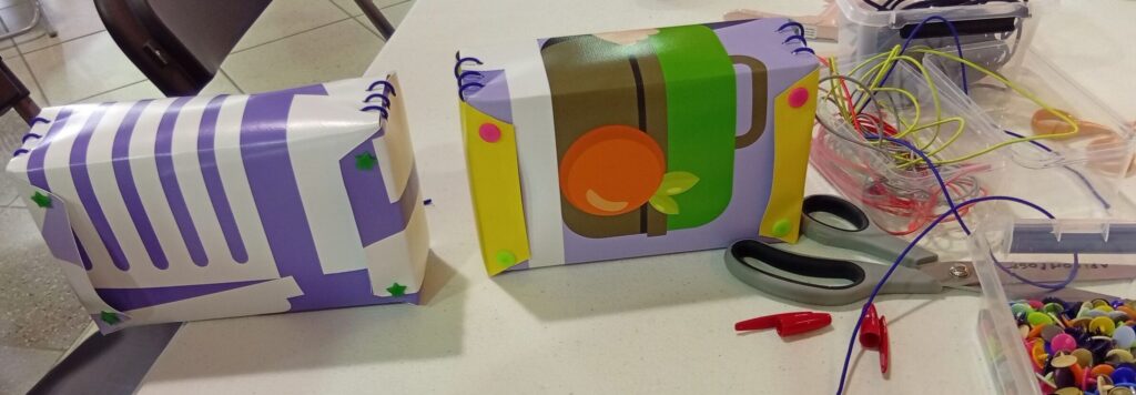 2 pochettes guidon vélo avec réalisées dans de la bâche publicitaire obsolète