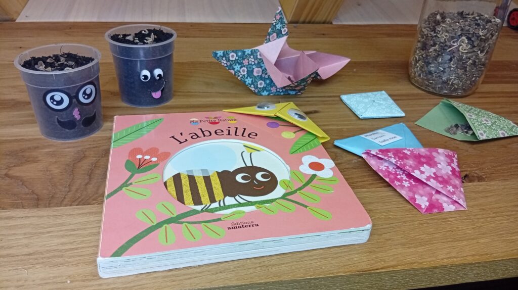 Photo de pots de semis, marque page abeille, sachets de graines mellifères