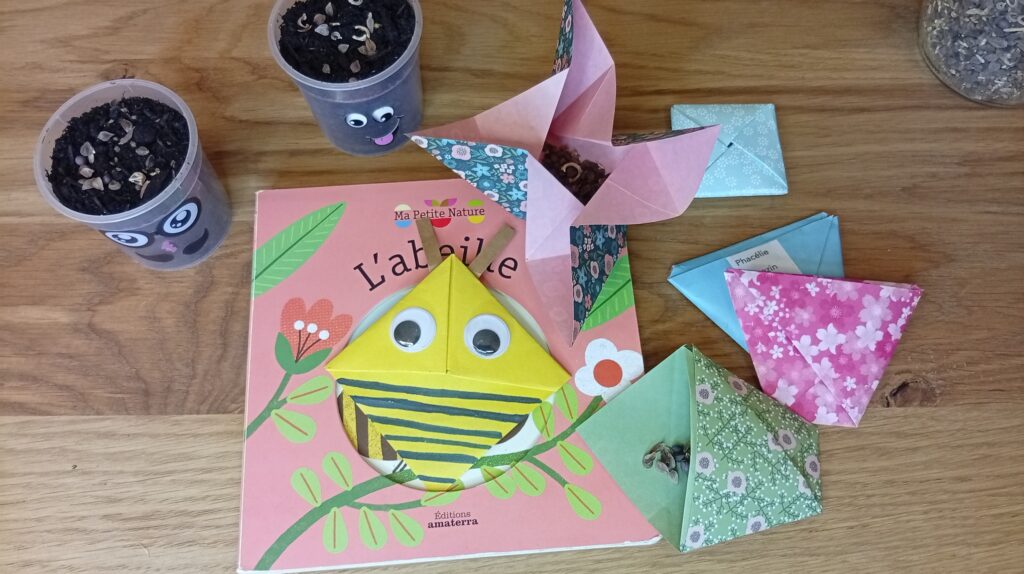 Photo avec pots de semis, marque page abeille, sachets de graines mellifères