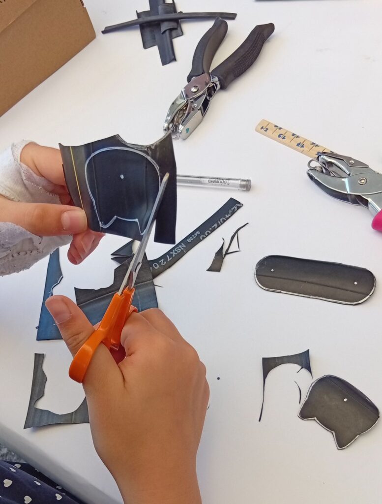 Enfant qui découpent un motif sur de la chambre à air